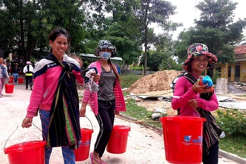 Phụ nữ tỉnh Gia Lai nhận các bộ dụng cụ vệ sinh miến phí. (Ảnh: UN Women)