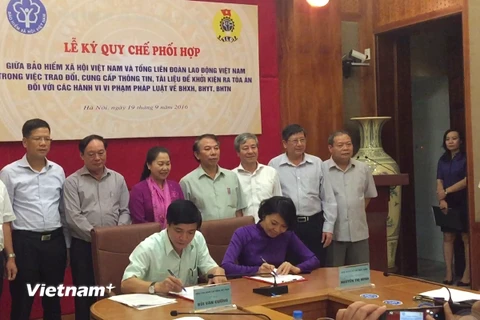 Lễ ký kết chương trình hợp tác giữa Bảo hiểm xã hội Việt Nam và Tổng Liên đoàn Lao động Việt Nam. (Ảnh: PV/Vietnam+)