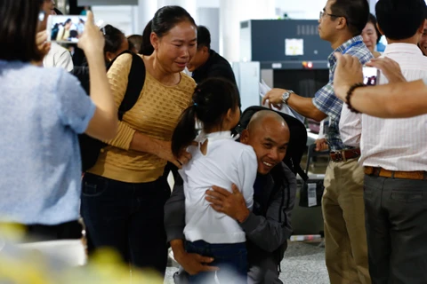 Gia đình anh Nguyễn Văn Xuân gặp sau 4 năm. Người nhà các thuyền viên ra đón từ trước khi máy bay hạ cánh 2 tiếng (Ảnh: Minh Chiến/Vietnam+