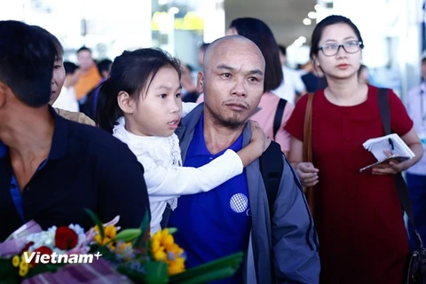 Thuyền viên Nguyễn Văn Xuân trở về sân bay Nội Bài ngày 25/10. (Ảnh: Minh Chiến/Vietnam+)