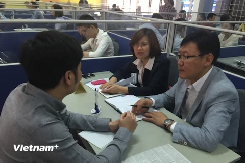 Chủ doanh nghiệp Hàn Quốc trực tiếp phỏng vấn ứng viên lao động. (Ảnh: Hồng Kiều/Vietnam+)