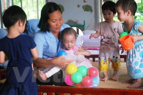 Trẻ em khuyết tật bị bỏ rơi được cán bộ trợ giúp xã hội chăm sóc. Ảnh minh họa. (Ảnh: Hồng Kiều/Vietnam+)