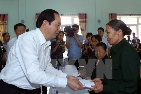 Chủ tịch nước Trần Đại Quang đến thăm, tặng quà cho các đối tượng chính sách đang được chăm sóc, phụng dưỡng tại Trung tâm Điều dưỡng, nuôi dưỡng người có công tỉnh Quảng Nam. (Ảnh: Nhan Sáng/TTXVN)