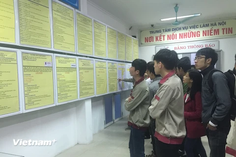 Nhiều sinh viên đến tham gia phiên giao dịch việc làm chuyên đề bán thời gian. (Ảnh: Hồng Kiều/Vietnam+)