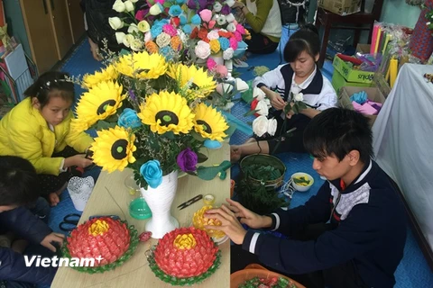 Lớp học handmade giúp các em học sinh khuyết tật có thêm kinh phí về quê ăn Tết. (Ảnh: Hồng Kiều/Vietnam+)