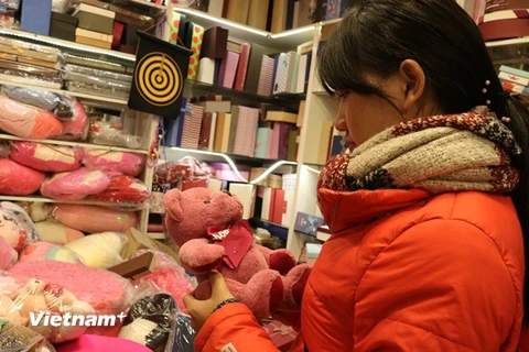 Thị trường quà tặng Valentine đã bắt đầu nhộn nhịp. (Ảnh: Nguyễn Giang/Vietnam+)