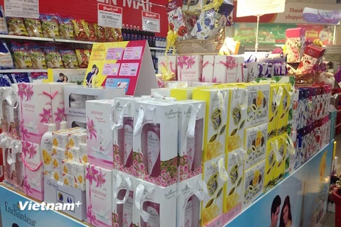 Những set quà tặng mỹ phẩm được bày bán tại siêu thị. (Ảnh: Quỳnh Chi/Vietnam+)