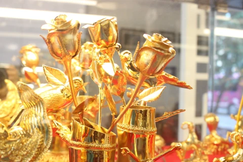 Các sản phẩm quà tặng mạ vàng hút khách dịp 8/3. (Ảnh: PV/Vietnam+)