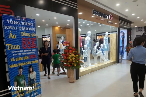 Các cửa hàng thời trang khuyến mãi nhân dịp khai trương. (Ảnh: PV/Vietnam+)