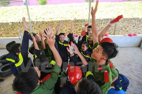 Các em học sinh tại trại hè lính cứu hỏa trong dịp hè.(Ảnh: Minh Sơn/Vietnam+)