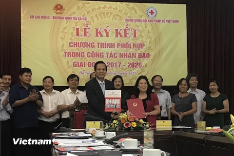 Hội Chữ thập đỏ Việt Nam và Bộ Lao động-Thương binh và Xã hội ký kết chương trình phối hợp. (Ảnh: PV/Vietnam+)