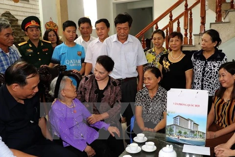 Chủ tịch Quốc hội Nguyễn Thị Kim Ngân tới thăm, tặng quà Mẹ Việt Nam Anh hùng. (Ảnh minh họa: Trọng Đức/TTXVN)