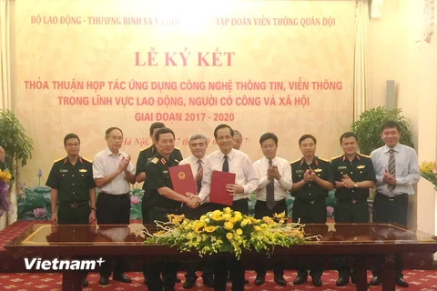 Lễ ký kết hợp tác đẩy mạnh ứng dụng công nghệ thông tin lĩnh vực lao động, người có công và xã hội. (Ảnh: PV/Vietnam+)