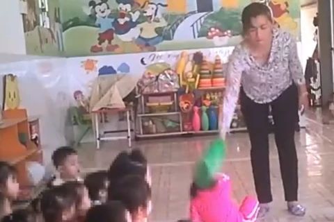 Giáo viên đánh trẻ tại cơ sở mầm non Mầm Xanh. (Ảnh cắt từ video)