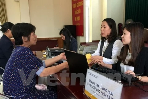 Chi trả lương hưu cho người lao động. (Ảnh minh họa: PV/Vietnam+)