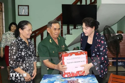 Chủ tịch Quốc hội Nguyễn Thị Kim Ngân thăm hỏi, tặng quà thương binh tại Quảng Ngãi. (Ảnh: Trọng Đức/TTXVN)