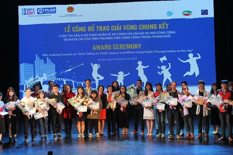 Trao giải cho các tác giả có phim đoạt giải. (Ảnh: Tổ chức Plan International Việt Nam )