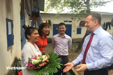 Đại sứ Pháp Bertrand Lortholary tặng hoa cho nữ công nhân tại Vĩnh Phúc. (Ảnh: Hồng Kiều/Vietnam+)