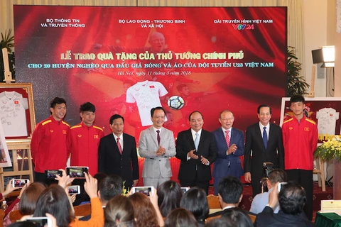 Áo đấu và quả bóng của đội tuyển U23 Việt Nam đã được đấu giá thành công cho Tập đoàn FLC với mức giá 20 tỷ đồng. (Ảnh: PV/Vietnam+)