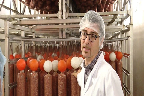 Giám đốc kinh doanh hãng thịt Chambost giới thiệu về quy trình sản xuất xúc xích. (Ảnh: Hữu Công/Vietnam+)