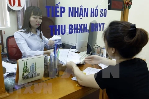 Tiếp nhận hồ sơ, thu bảo hiểm xã hội. (Ảnh minh họa: TTXVN)