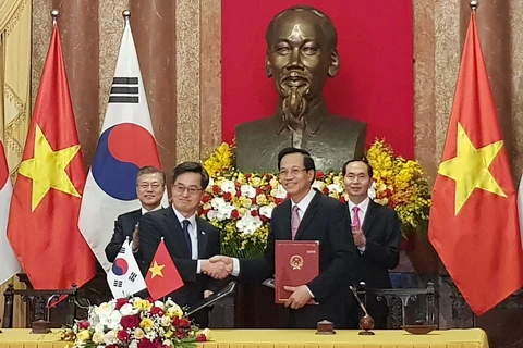 Lãnh đạo Việt Nam và Hàn Quốc ký kết bản ghi nhớ về phái cử lao động Việt Nam sang làm việc tại Hàn Quốc. (Ảnh: Bộ Lao động-Thương binh và Xã hội)