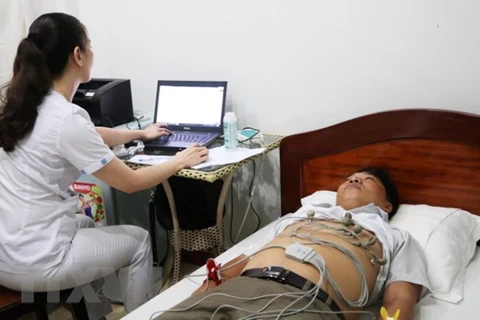 Kiểm tra sức khỏe cho công nhân lao động tỉnh An Giang. (Ảnh: Công Mạo/TTXVN)