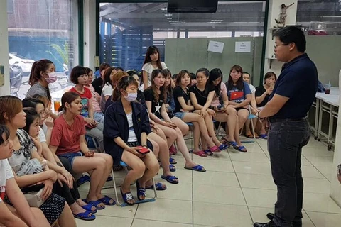 Đại diện Ban quản lý lao động Việt Nam ở Đài Loan (Trung Quốc) gặp gỡ người lao động. (Ảnh: Cục Quản lý lao động ngoài nước)