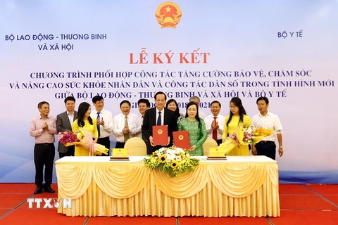 Bộ trưởng Bộ Lao động-Thương binh và Xã hội Đào Ngọc Dung và Bộ trưởng Bộ Y tế Nguyễn Thị Kim Tiến ký kết hợp tác. (Ảnh: Anh Tuấn/TTXVN)
