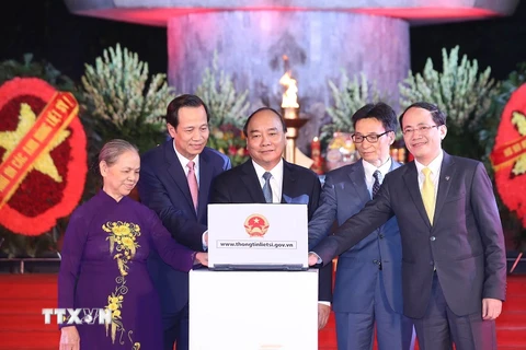Thủ tướng Nguyễn Xuân Phúc và các đại biểu ấn nút khai trương cổng thông tin điện tử về liệt sỹ, mộ liệt sỹ, nghĩa trang liệt sỹ. (Ảnh: Thống Nhất/TTXVN)