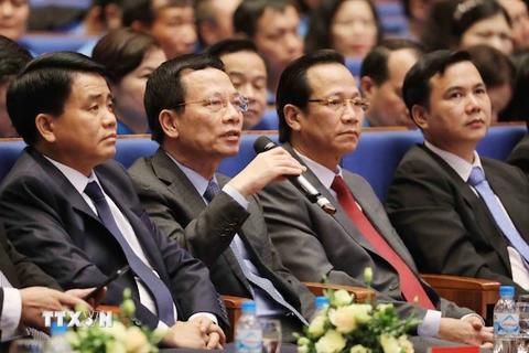 Quyền Bộ trưởng Bộ Thông tin và Truyền thông Nguyễn Mạnh Hùng trả lời câu hỏi về mạng xã hội. (Ảnh: TTXVN) 