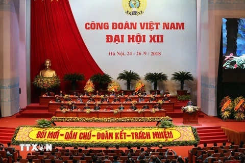 Đoàn chủ tịch điều hành phiên khai mạc Đại hội XII Công đoàn Việt Nam. (Ảnh: TTXVN)