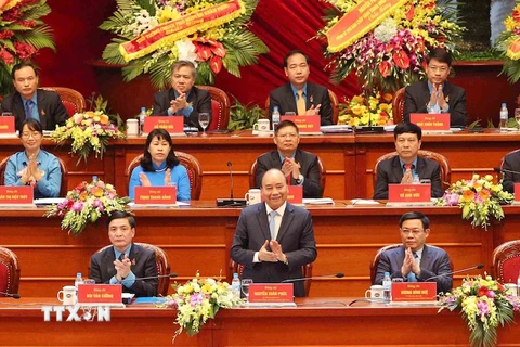 Thủ tướng Nguyễn Xuân Phúc đối thoại với đại biểu tham gia Đại hội Công đoàn Việt Nam lần thứ XII. (Ảnh: TTXVN)