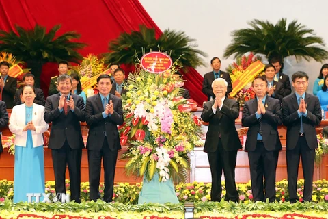 Tổng Bí thư Nguyễn Phú Trọng tặng hoa cho Đại hội Công đoàn lần thứ 12. (Ảnh: TTXVN)
