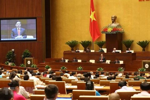 Bộ trưởng Bộ Giao thông-Vận tải Nguyễn Văn Thể trả lời chất vấn trong kỳ họp thứ 5 Quốc hội khoá XIV. (Ảnh: Phương Hoa/TTXVN)