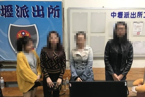 Bốn du khách "mất tích" ra đầu thú tại cơ quan công an Đài Loan. (Nguồn: CNA)