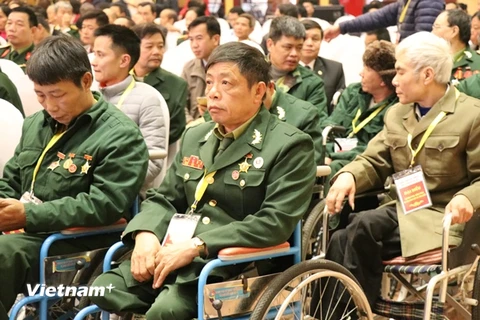 Các đồng chí thương binh, bệnh binh tại buổi gặp mặt. (Ảnh: PV/Vietnam+) 