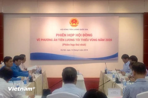 Phiên họp đầu tiên bàn về mức tăng lương tối thiểu vùng năm 2020 của Hội đồng Tiền lương quốc gia. (Ảnh: PV/Vietnam+)
