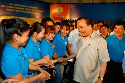 Thủ tướng Chính phủ Nguyễn Xuân Phúc gặp mặt, đối thoại với công nhân lao động, cán bộ công đoàn. (Ảnh: Thống Nhất/TTXVN)