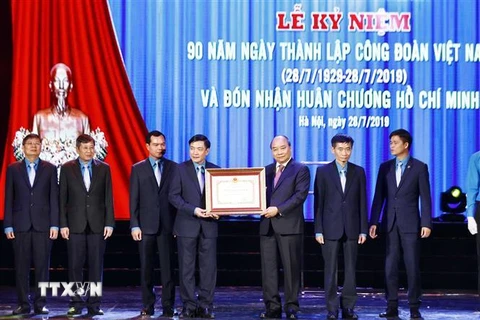 Thủ tướng Nguyễn Xuân Phúc trao tặng Huân chương Hồ Chí Minh lần thứ 3 cho Công đoàn Việt Nam. (Ảnh: Thống Nhất/TTXVN)