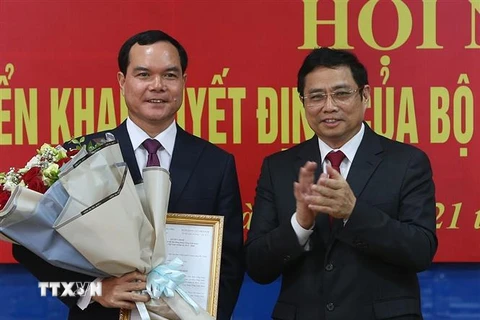 Ông Nguyễn Đình Khang nhận Quyết định của Bộ Chính trị về công tác cán bộ tại Tổng Liên đoàn Lao động Việt Nam. (Ảnh: Dương Giang/TXXVN)