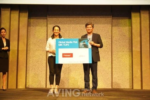Đại diện báo VietnamPlus trao giải Global Media cho công ty Better Life. (Ảnh: AVING News)