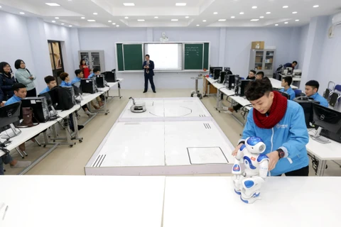 Sinh viên thực hành nghề robot tại Trường Cao đẳng cơ điện Hà Nội. (Ảnh: Anh Tuấn/TTXVN)