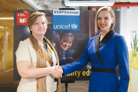 Bà Rana Flowers, Đại diện UNICEF Việt Nam bắt tay bà Josephin Galla Giám đốc điều hành SAP Việt Nam khi công bố quan hệ hợp tác. (Nguồn: UNICEF)