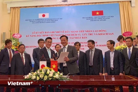 Việt Nam và Nhật Bản ký kết hợp tác đưa lao động sang Nhật Bản trong lĩnh vực dịch vụ lưu trú và khách sạn. (Ảnh: PV/Vietnam+)