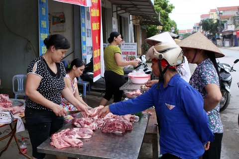 Thị lợn tăng giá mạnh khiến cả người mua và người bán gặp nhiều khó khăn. (Ảnh: TTXVN)