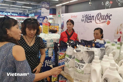 Các sản phẩm hàng hóa Hàn Quốc được bày bán tại Vinmart. (Ảnh: PV/Vietnam+)