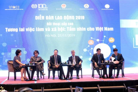 Đối thoại cấp cao của các diễn giả tại Diễn đàn Lao động năm 2019. (Ảnh: PV/Vietnam+)
