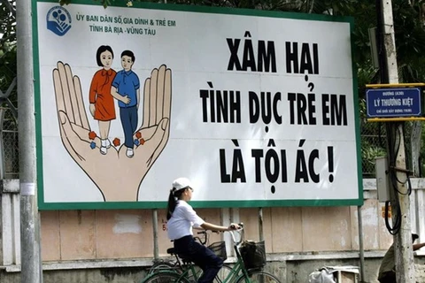 Pano giúp người dân nhận thức về Xâm hại tình dục trẻ em. (Nguồn: AFP)