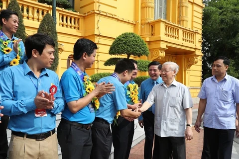Tổng Bí thư, Chủ tịch nước Nguyễn Phú Trọng với các Chủ tịch công đoàn cơ sở tiêu biểu và cán bộ công đoàn. (Ảnh: Trí Dũng/TTXVN)